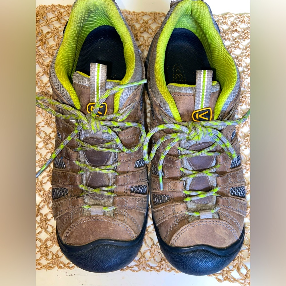 Women’s Keen Hiking Shoes Size 10